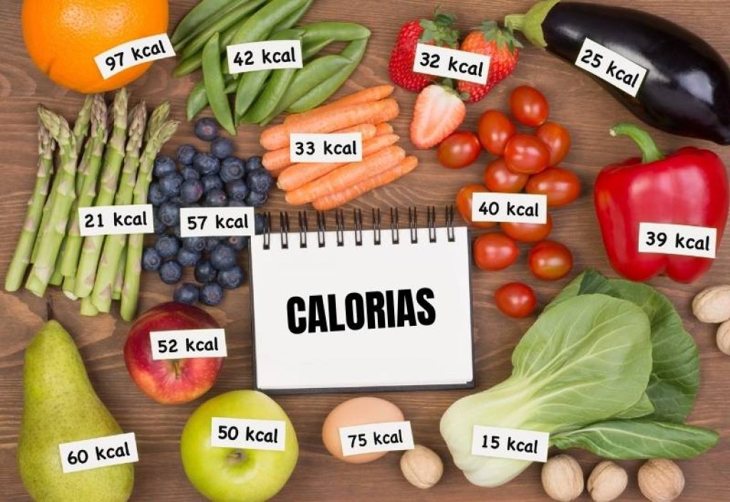 Vários alimentos representados com a quantidade de calorias (em kcal) de cada um deles